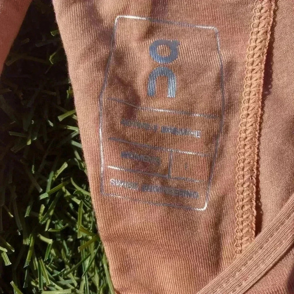 On Running Active T Short Sleeve Tee Shirt Tan Large $70 - Picture 8 of 8